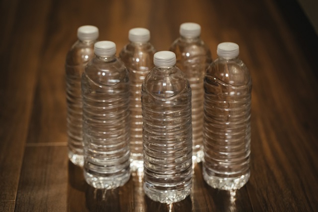 ペットボトルの飲料水のイメージ写真